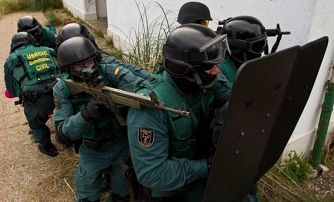 A Garda Civil libera nun domicilio do Carballiño a un home retido 3 dias por parte dunha parella para esixirlle o pago dunha débeda. A secuestradora conseguíu fuxir polo tellado do edificio e detida horas despóis.