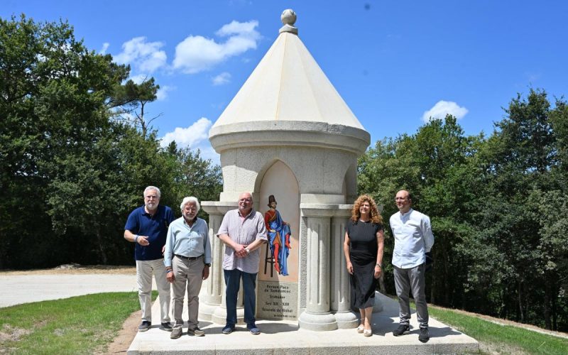 Alumnado do CIFP Cantería de Galicia elabora e entrega un templete á Insua dos Poetas coincidindo coa celebración da Festa da Palabra