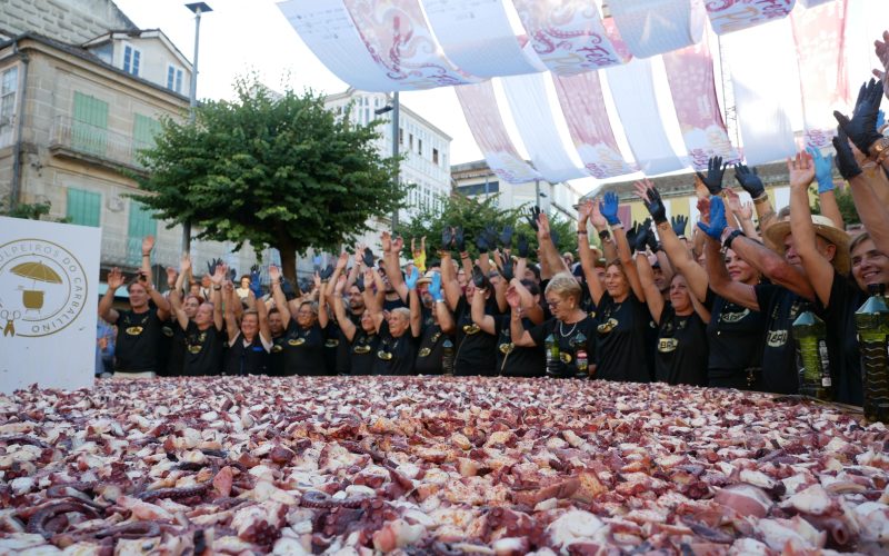 Novo récord mundial das pulpeiras e pulpeiros do Carballiño-Arcos: un prato con 610 quilos de pulpo á feira