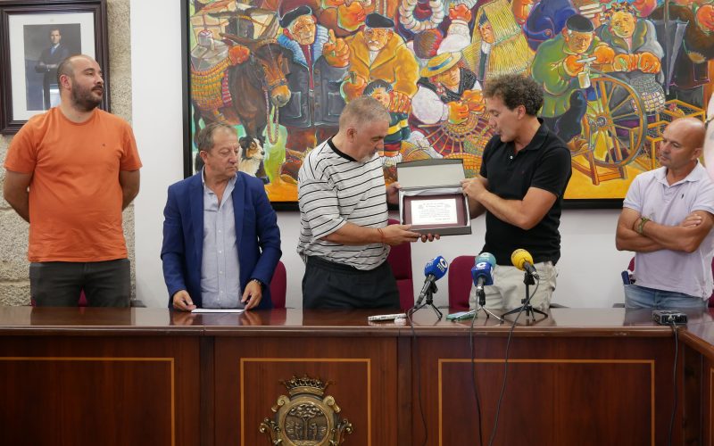 O Concello do Carballiño homenaxea a Francisco Valeiras, Xefe da Policía Local durante 30 anos, polo seu traballo “exemplar” contribuíndo á organización e seguridade da Festa do Pulpo